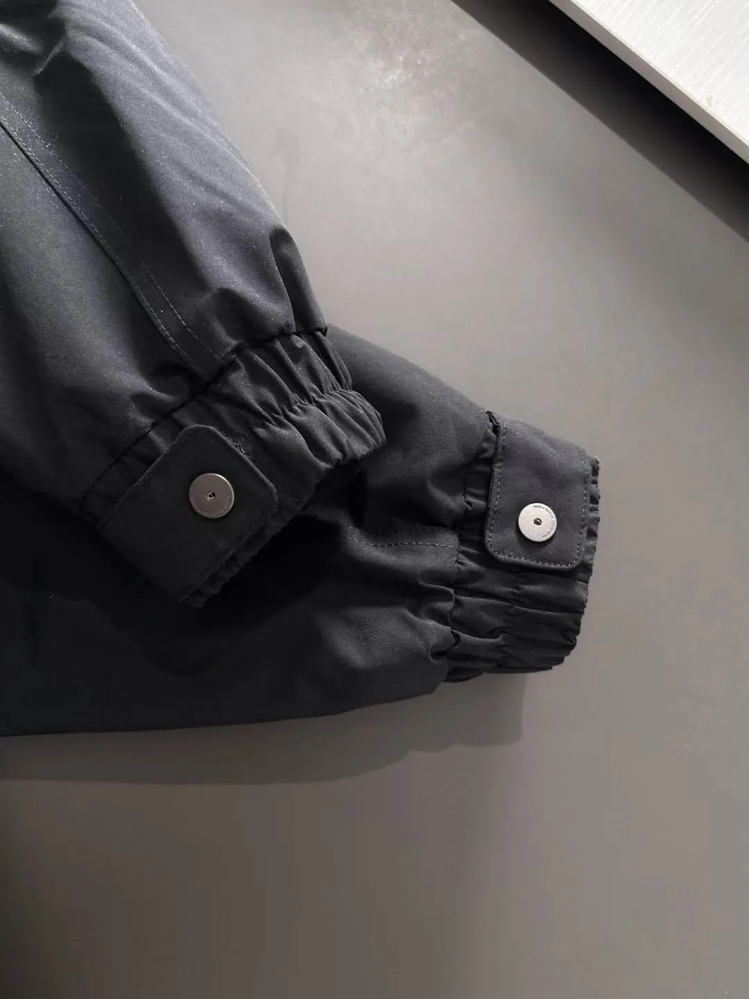Two-day delivery time P960 Big Goose 🔥🔥 High-end customization 2025 winter official website's latest popular down jacket. Original custom-made hardware accessories for customers, all imported and original customization. Welcome to compare at the counter. Absolutely high quality. Use top-grade 90 white goose down. Super soft. Filled with fluffy and full feathers. Super heavy work. Fabric workmanship is excellent. The version is super perfect. Note⚠The fabric is super comfortable. Exclusive model. High-end quality. A must-have warm and protective artifact in winter. Size: M-3XL